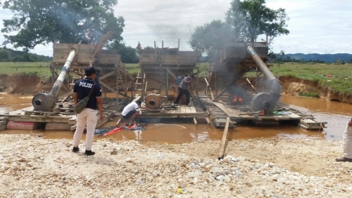 Polisi Bakar 14 Rakit Tambang Emas Ilegal di Kuansing