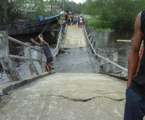 Jembatan Berusia 15 Tahun di Lahang Inhil Ambruk