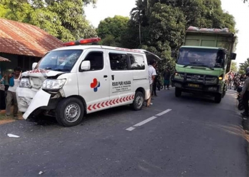 Ambulan Milik RSUD Puri Husada Tembilahan Kecelakaan di Kuala Cenaku Inhu