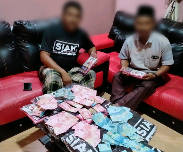 Foto 2 Orang Pria dengan Tumpukan Uang serta Foto Paslon Bupati Siak Nomor Urut 1 Beredar di Media Sosial