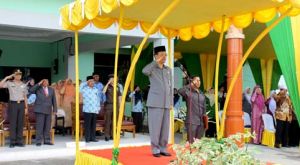 GoRiau Sekda Kampar Serahkan Penghargaan