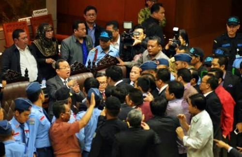 Ramalan Suhu Naga: Politik Indonesia 2016, Gerombolan Penjahat Kepung Orang Baik