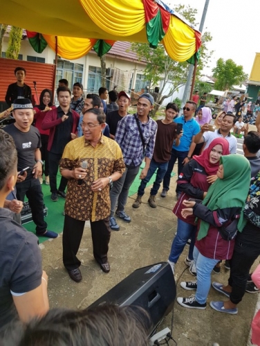 Jalan-jalan ke Taman Swarnabumi Tembilahan, Bupati Inhil Traktir Makan Seluruh Pengunjung dan Dendangkan 2 Buah Lagu