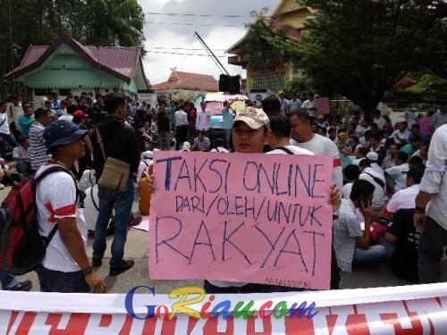 Sedang Berlangsung! Seribuan Driver Online di Kota Pekanbaru Berunjuk Rasa di Depan DPRD Provinsi Riau