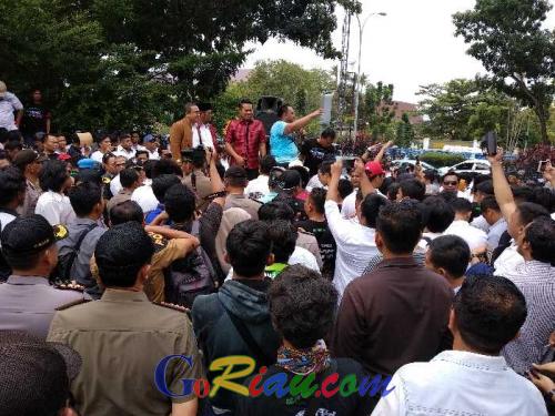Temui Massa Driver Online Pekanbaru, DPRD Riau Janji Panggil Pihak Terkait Soal Konflik dengan Taksi Konvensional
