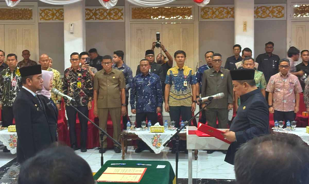 Lantik Direktur RSUD dan Sekwan Riau, Plt Gubri SF Hariyanto: Enam Bulan Bermasalah Saya Copot