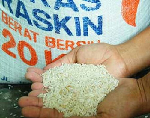 Tiba di Meranti, Mensos Khofifah Dihadiahi Beras Busuk