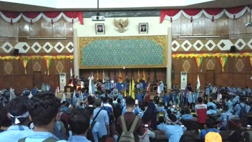 DPRD Riau Diambilalih Ribuan Mahasiswa, Pajak Pertalite Harus 5 Persen!