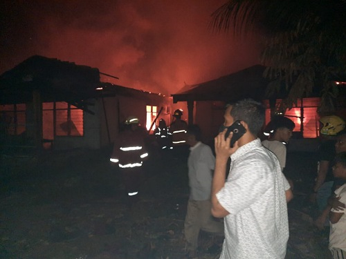 Malam Ini, Lima Rumah Warga di Pangeran Hidayat Pekanbaru Terbakar