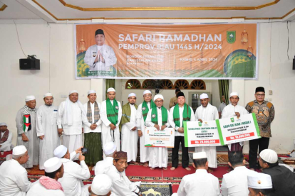 Safari Ramadhan Pemprov Riau di Rokan Hulu, CSR BRK Syariah Disalurkan untuk Masjid Pondok Pesantren Darussalam Kabun