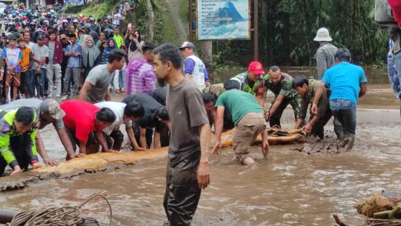 Sempat Putus Akibat Banjir Lahar Dingin, Jalan Lintas Padang - Bukittinggi Sudah Bisa Dilintasi