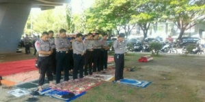 GoRiau Kapolda Jadi Imam Salat di Kolong Fly Over, Ini Komentar Netizen