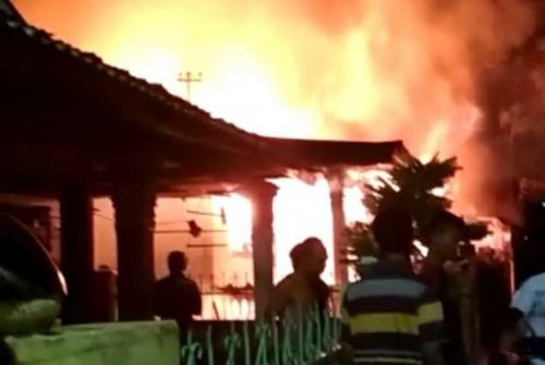 Dua Rumah Warga di Jalan Utama Pekanbaru Hangus Dilalap Api