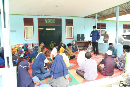 Peduli Warga Terdampak Covid-19, PT IKS Serahkan Bantuan Sembako di Kampung Pinang Sebatang Timur