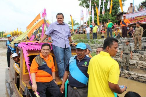 Bupati Inhu Buka Pacu Jalur di Pematang Jaya