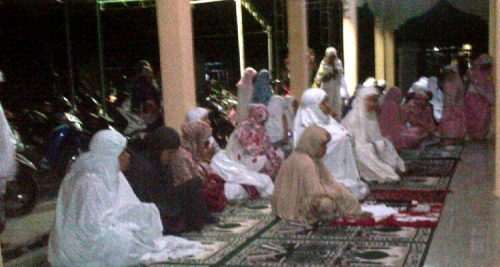 Malam Pertama Ramadan, Jamaah Salat Tarawih di Masjid Al Mukminin Jalan Kutilang Sakti Melimpah