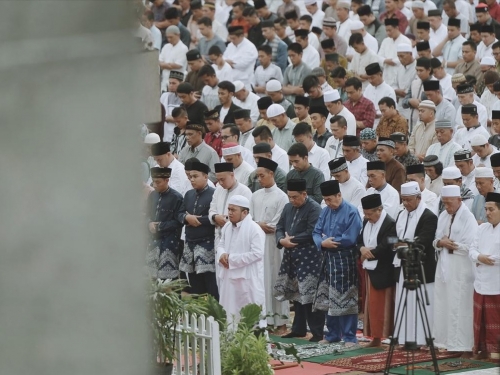 Ribuan Warga Padati Masjid An-Nur Pekanbaru Salat Idul Fitri 1440 Hijriah Bersama Gubri Syamsuar dan Wagubri Edy Nasution