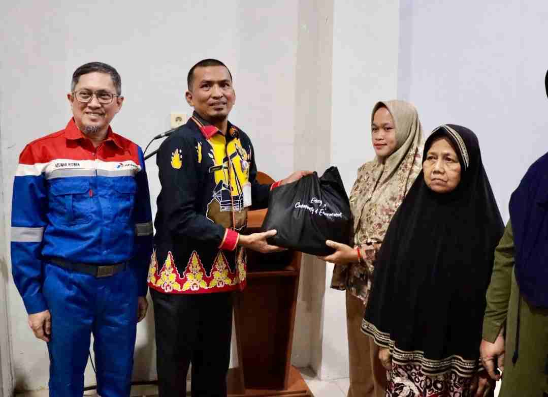Peduli Masyarakat Sekitar Operasi, PHR Salurkan 400 Paket Sembako Murah ke 4 Desa di Kecamatan Pinggir Bengkalis