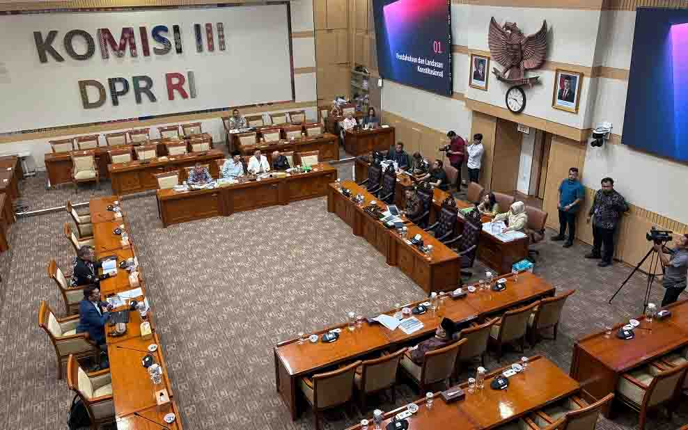 Cegah Ketidakadilan Publik, DPR Kaji Larangan Personel Kepolisian Masuk Organisasi Sipil