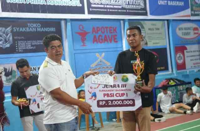 Suhardiman Amby Tutup Turnamen Bulu Tangkis PBSI Cup I di Kuantan Singingi