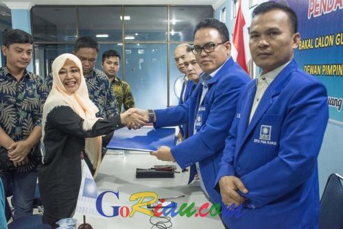 Siap Berlayar Bersama PAN, Intsiawati Ayus Kembalikan Berkas Balon Wakil Gubernur Riau