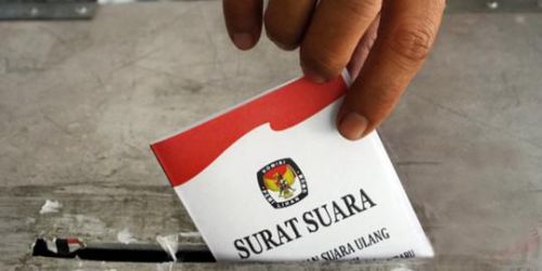 Indikasi Politik Uang, Ketua DPC Demokrat Rumbai Bergrilia Bagi-bagi Sembako Malam Pilkada
