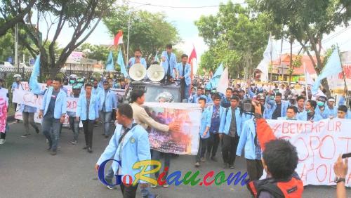 Breaking News: Mapolda Riau Dibanjiri Ratusan Mahasiswa, Jalan Samping Kantor Gubri Ditutup