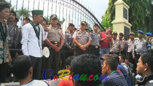 Gerbang Mapolda Riau Diwarnai Unjuk Rasa Terkait Keputusan SP-3 Perusahaan Biang Asap
