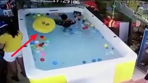 GoRiau Ibunya Asyik Main Ponsel di Pinggir Kolam, Bayi Usia 1 Tahun Tenggelam di Hari Ulang Tahunnya