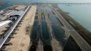GoRiau Topan Jebi Sebabkan Bandara Osaka Tenggelam, Penumpang Dievakuasi Gunakan Perahu