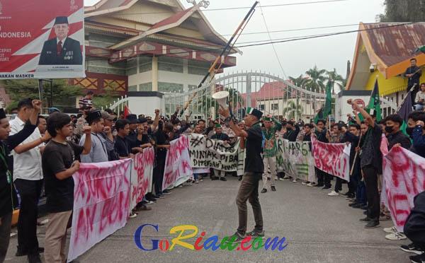 BBM Naik, HMI Pekanbaru Geruduk DPRD Riau