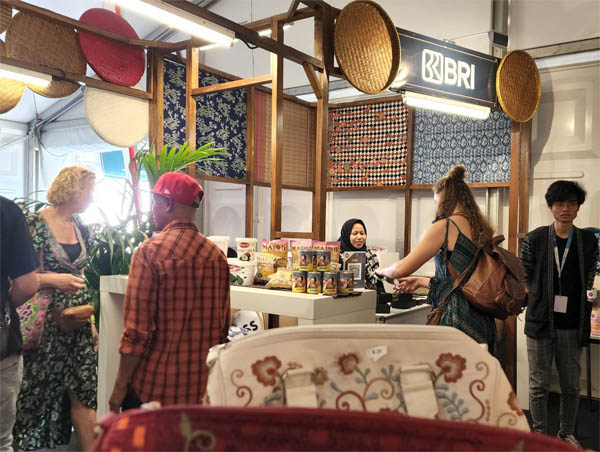 Perkenalkan Kuliner Indonesia, BRI Bawa Ikan Asap Iwaku ke Pasar Tong Tong Belanda