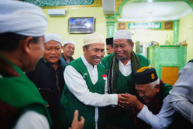Salat Subuh di Masjid Al-Fath Rohil, Gubri Syamsuar Ajak Jemaah Jaga Nilai-nilai Keislaman