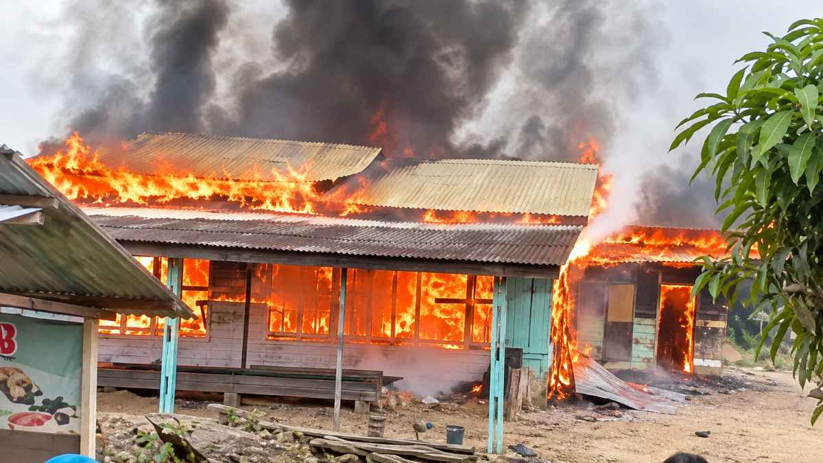 Amukan Api Kemarau Hanguskan Enam Rumah Kayu di Tanjung Leban Rokan Hilir