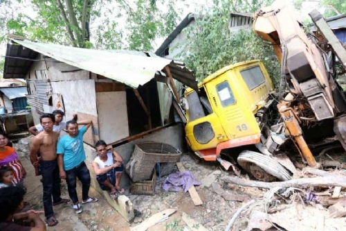 Hilang Kendali, Truk Tabrak Rumah Penduduk di Jalan Lintas Timur Kemuning Inhil, Tiga Orang Terluka