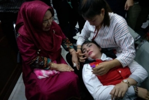 GoRiau Dituntut 5 Tahun Penjara, Roro Fitria Pingsan di Kaki Ibunya