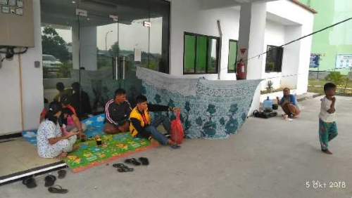 Tolak PHK Sepihak, 4 Keluarga Karyawan PT Mitra Sari Prima Bertenda di Depan Kantor