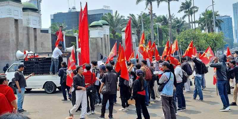 Bendera Merah Berkibar di DPR RI, Mahasiswa Desak Pendidikan Gratis Tanpa Syarat