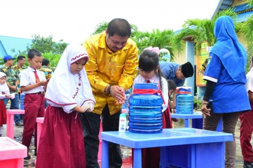 Di Tengah Rintik Gerimis, Bupati Bengkalis dan Ketua PKK Peragakan Cuci Tangan Pakai Sabun