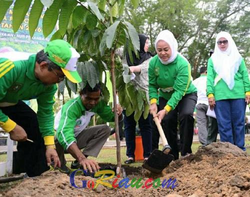 Aksi Perempuan Menanam dan Pelihara Pohon, Istri Gubernur Riau Telaten Gunakan Cangkul Tanam Bibit Matoa