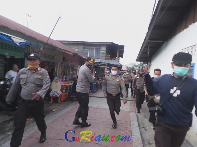 BreakingNews: Tangkap Bandar Narkoba di Jalan Pangeran Hidayat Pekanbaru, Polisi Diserbu dan Dilempari Batu