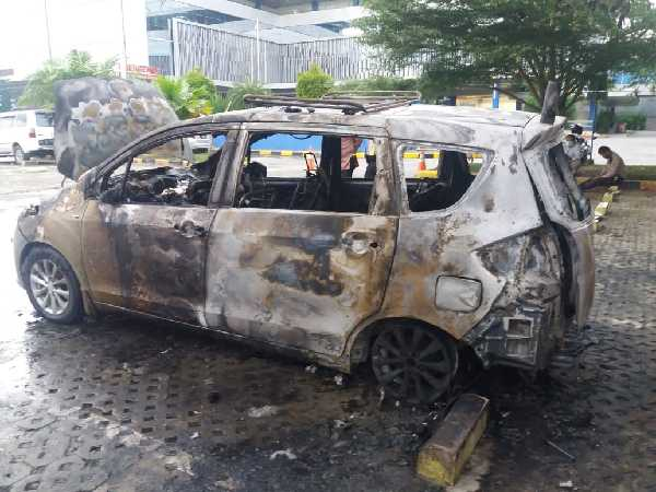 Satu Unit Mobil Suzuki Ertiga Terbakar di Parkiran RS Aulia Hospital