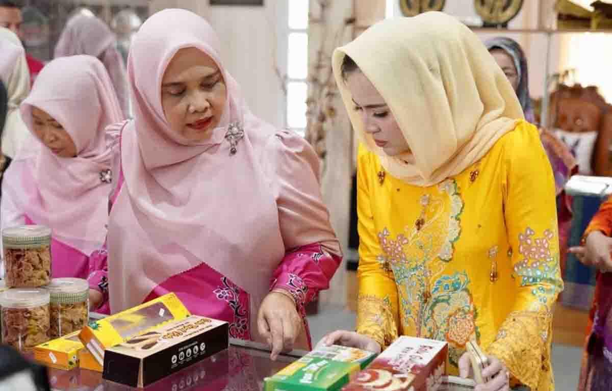 Permaisuri Pontianak Kagumi Keindahan Kerajinan Tradisional Riau