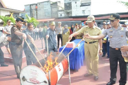 Awali Perang Melawan Prilaku Ngelem, Puluhan Kotak Lem Dibakar