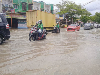GoRiau Banjir Jalan Darma Bakti Sigunggung Pekanbaru Belum Teratasi