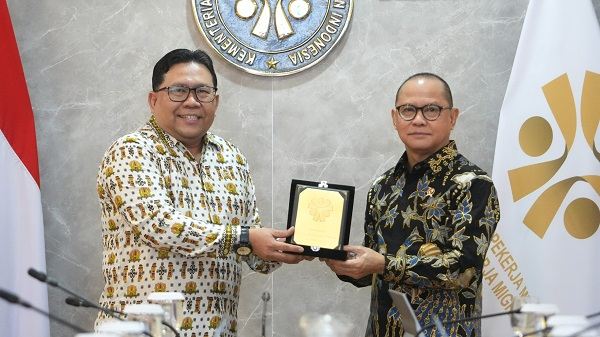 Terima Penghargaan dari Ombudsman, Menteri Mukhtarudin: Buah dari Kerja Keras Jajaran Kementrian P2MI