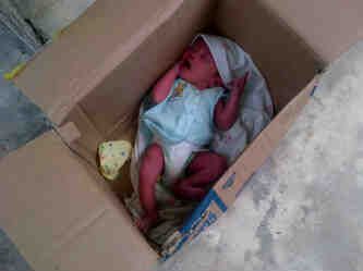 Warga Bandar Sekijang Digemparkan Penemuan Bayi Laki-laki di Dalam Kardus
