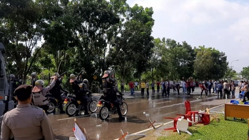 Polisi Lepaskan Tembakan Usir Demonstran di Perkantoran Bupati Kuansing