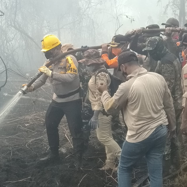 Kapolda Riau dan Istri Tinjau Karhutla di Pulau Bengkalis, Ajarkan Teknik Padamkan Api di Lahan Gambut