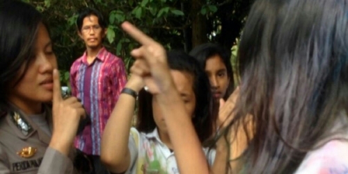 Mengaku Anak Irjen Arman Depari, Siswi SMA Methodist I Medan Maki-maki dan Ancam Polwan yang Sedang Bertugas